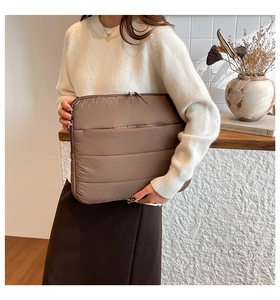 Details der kaffeebraunen gesteppten Laptoptasche mit horizontalem Muster und Reißverschluss