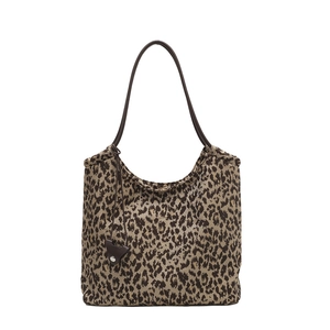 Sac fourre-tout à motif léopard avec anses marrons et gland en cuir sur fond blanc