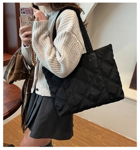 Dettaglio della borsa tote trapuntata nera in nylon con cuciture a rombi e grande capacità