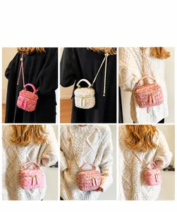 Modella che indossa borse a cilindro in tweed rosa e crema, mostra dimensioni e stile