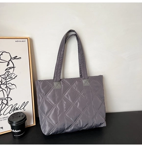 Dettaglio della borsa tote trapuntata in nylon grigio con cuciture rinforzate