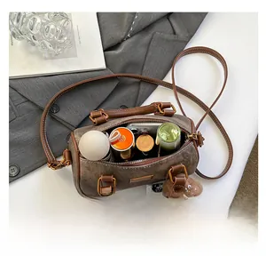 Innenansicht der braunen Retro-Boston-Tasche mit geräumigem Stauraum für den Alltag