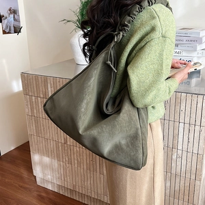 Minimalistische olivgrüne Schultertasche aus weichem Wildleder im Innendesign-Stil