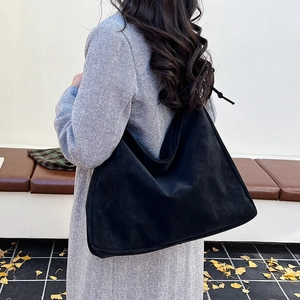 Minimalistische schwarze Oversize-Einkaufstasche mit weicher Faltenstruktur für Damen
