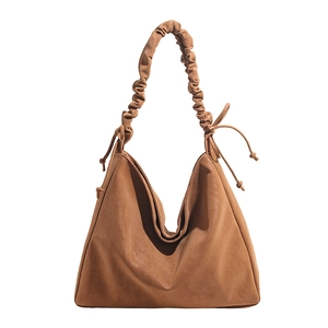 Braune Hobo-Tasche aus Leder mit Raffung und Kordelzug-Details auf weißem Hintergrund
