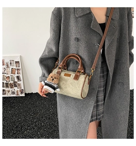 Olivgrüne Boston-Tasche mit braunen Ledergriffen und niedlichem Bären-Anhänger-Detail