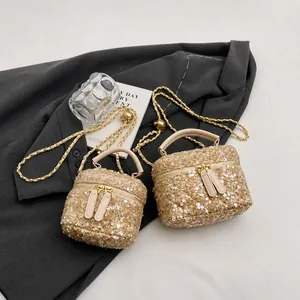 Dettaglio delle borse a tracolla in tweed con paillettes e tracolla a catena d'oro