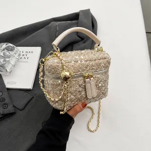 Dettaglio della borsa a tracolla in tweed con paillettes e catena dorata regolabile