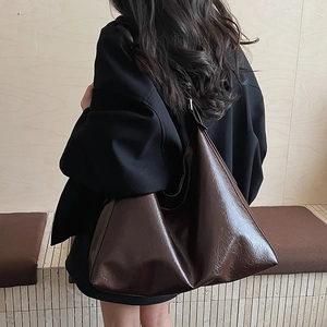 Minimalist large capacity dark brown tote bag with vintage oily leather texture