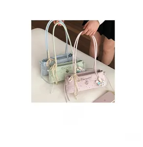 Gros plan détaillé des sacs portés épaule avec nœuds et pendentifs cœurs en peluche