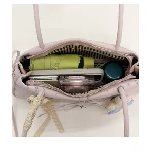 Vue de dessus de l'intérieur du sac à fleurs montrant une grande capacité d'accueil