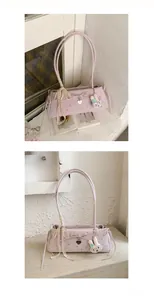 Détail du sac à bandoulière violet à fleurs avec nœud et pendentif lapin en peluche