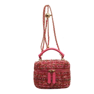 Borsa vanity in tweed rosa con tracolla a catena dorata e ciondolo a sfera regolabile