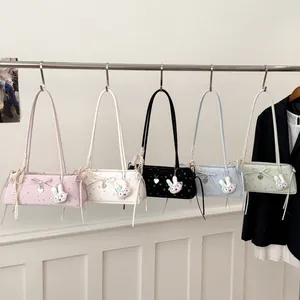 Série de sacs à bandoulière avec nœuds en rose blanc noir bleu et vert avec breloques