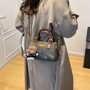 Retro graugrüne Boston-Tasche mit braunen Ledergriffen und kleinem Bärenanhänger-Accessoire