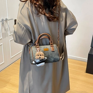 Zylindertasche in Dunkelgrün mit Ledergriffen und süßem Bärenanhänger im Retro-Stil
