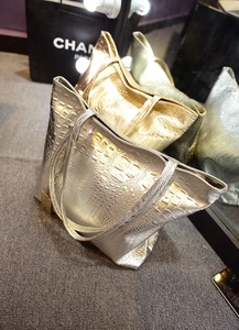 Détail de sacs cabas argent et or avec une texture gaufrée crocodile de haute qualité