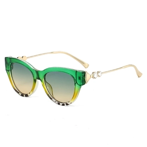 Lunettes de soleil œil de chat avec monture dégradée et branches dorées à strass cœur