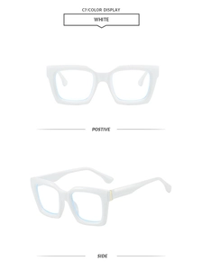 Vue détaillée de grandes lunettes carrées blanches avec accents métalliques sur les côtés