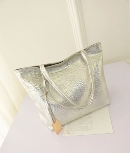 Détail de la texture crocodile argentée sur ce grand sac cabas fourre-tout chic