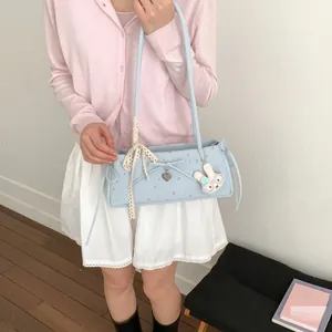 Détail du sac floral bleu clair avec nœud ruban et charmant pendentif lapin mignon