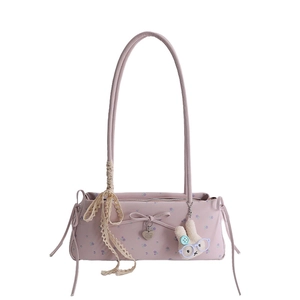 Sac d'épaule floral lavande chic avec détail de nœud et breloque lapin en peluche