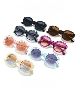 Vue à plat de sept lunettes de soleil oversize rétro colorées avec divers motifs tendance