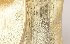 Macro de cuir artificiel gaufré crocodile doré métallisé avec des coutures de qualité