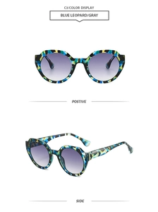Vue détaillée de lunettes de soleil imprimé léopard bleu et verres gris de face et côté