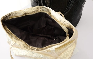 Vue intérieure du grand sac cabas motif crocodile montrant les poches et la doublure