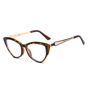 Fashionable tortoiseshell cat-eye sunglasses with golden hollowed metal temples
