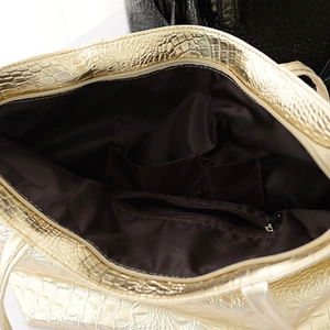 Sac cabas doré à motif crocodile avec intérieur spacieux muni de poches de rangement
