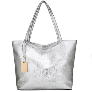 Sac fourre-tout argenté à motif crocodile, fini métallique et pendentif rectangulaire doré