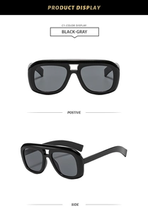 Vue de face et de profil de lunettes de soleil double pont avec monture noire et verres gris