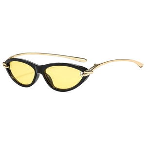 Lunettes de soleil œil de chat, monture noire, verres jaunes et branches dorées