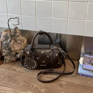 Braune Bowling-Handtasche mit silbernen Sternnieten, Gurt und Herz-Anhänger