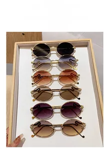 Détail d'une collection de lunettes de soleil rondes rétro en métal aux six teintes