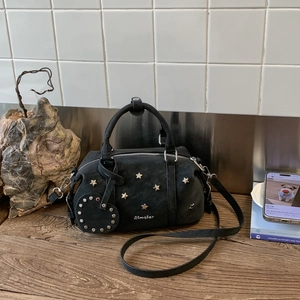 Schwarze Bowling-Handtasche aus Wildleder mit silbernen Sternnieten und Herz-Anhänger