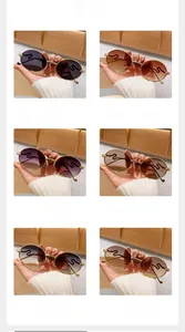 Détails des lunettes de soleil en métal avec branches ondulées et verres dégradés