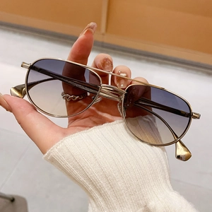 Occhiali da sole aviator in metallo dorato con doppio ponte e lenti sfumate viola