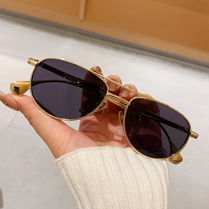 Occhiali da sole aviator in metallo dorato con doppio ponte e lenti scure in stile retrò