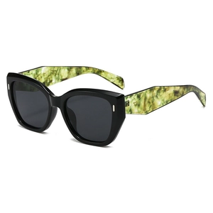 Retro oversized cat-eye sunglasses with black frame and marble pattern temples