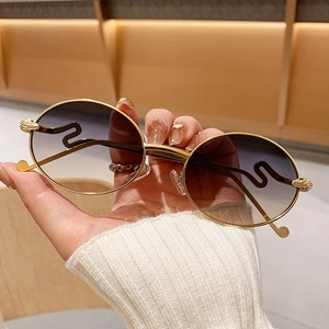 Lunettes de soleil rondes en métal doré avec verres dégradés et décor de serpent