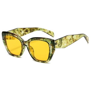 Retro oversized sunglasses with yellow lenses and marbled tortoise shell frame