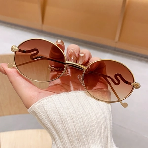Lunettes de soleil rondes en métal doré avec verres dégradés marron et branches serpentines