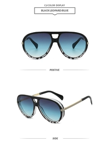 Détail de lunettes aviateur avec monture léopard noir et verres bleus dégradés