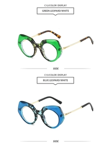 Detailansicht der grünen und blauen Leoparden-Sonnenbrille mit goldfarbenen Metallbügeln