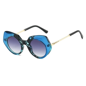 Moderne geometrische Oversize-Sonnenbrille mit blauem Rahmen und lila Verlaufsgläsern