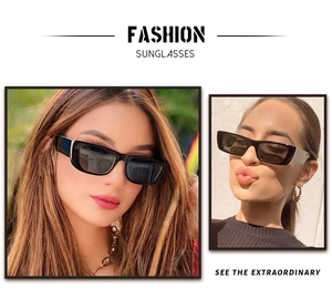 Photo lifestyle en extérieur de lunettes de soleil rectangulaires noires au look moderne
