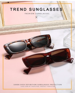 Lunettes de soleil léopard avec protection UV400 sur fond en marbre élégant